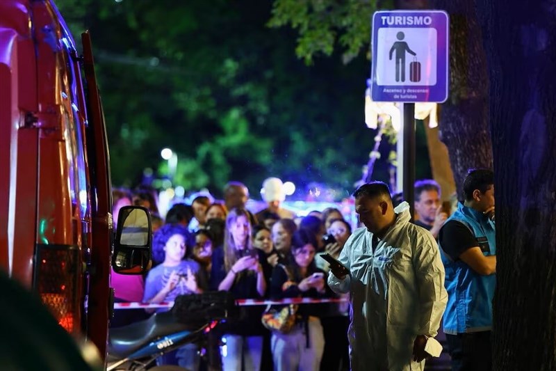 Polisi setempat mengonfirmasi kematian Liam Payne setelah jatuh dari sebuah hotel di Palermo, dokter forensik tiba di lokasi kejadian. (Sumber Foto : Reuters)