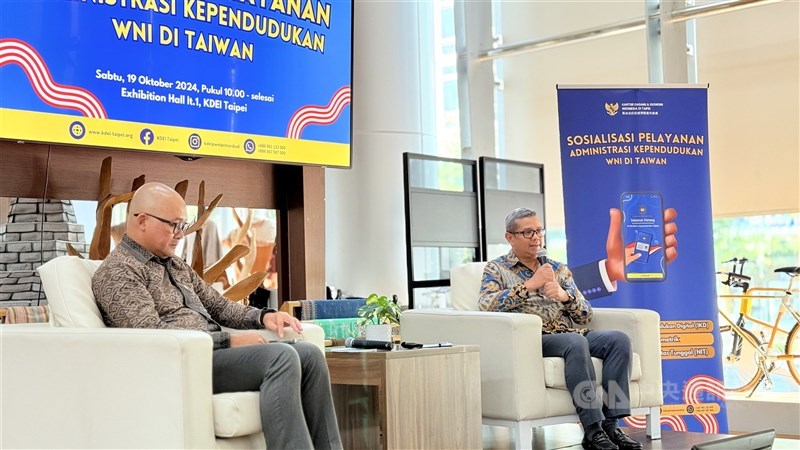 KDEI Taipei menyelenggarakan acara sosialisasi dan pelayanan administrasi kependudukan, menghadirkan narasumber dari Kemlu RI, Fajar Nuradi (kiri) dan Kabid PWNI Novrizal (kanan). (Sumber Foto : CNA, 19 Oktober 2024)