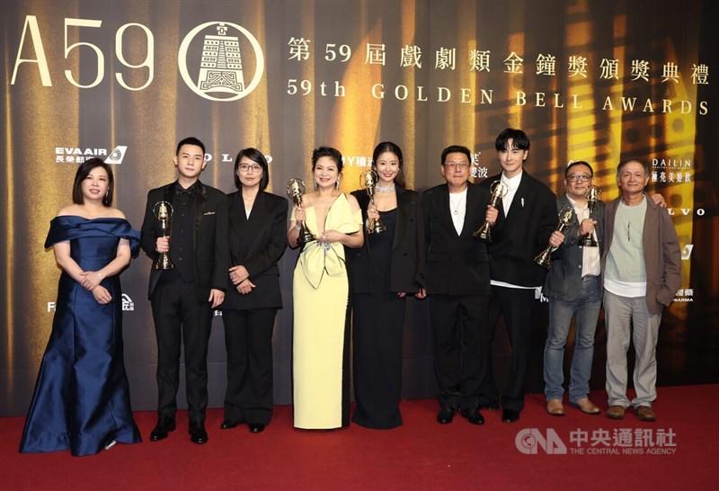 Pemeran dan tim produksi serial drama "Living" berpose dengan enam Golden Bell Awards yang mereka menangkan selama upacara penghargaan di Taipei Sabtu. Foto CNA 19 Okt. 2024