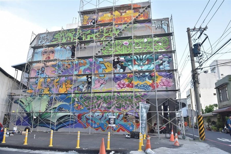 Sebuah gedung komersial yang ditinggalkan dihiasi dengan seni jalanan perkotaan untuk memberikan kehidupan di kota. (Foto oleh Kantor Kota Hualien)