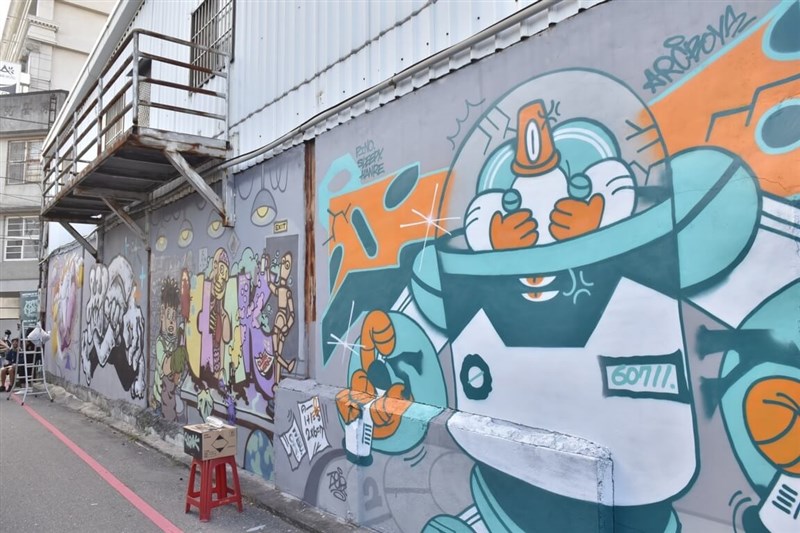 Grafiti dekoratif dilukis di dinding-dinding di Kota Hualien sebagai bagian dari acara Meeting of Styles Taiwan. (Foto oleh Kantor Kota Hualien)