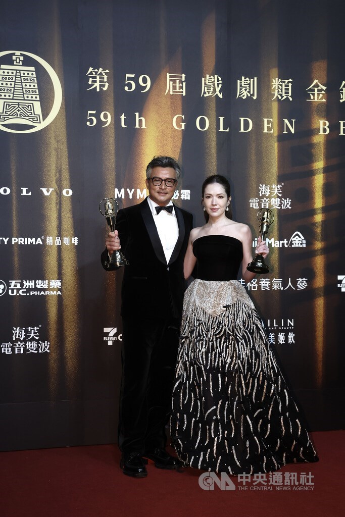 Pemenang penghargaan aktor terbaik dalam miniseri/film TV Christopher Lee (kiri) berpose dengan pemenang penghargaan aktris terbaik dalam miniseri/film TV Hsu Wei-ning di acara penghargaan Golden Bell di Taipei pada Sabtu. (Sumber Foto : CNA, 19 Oktober 2024)