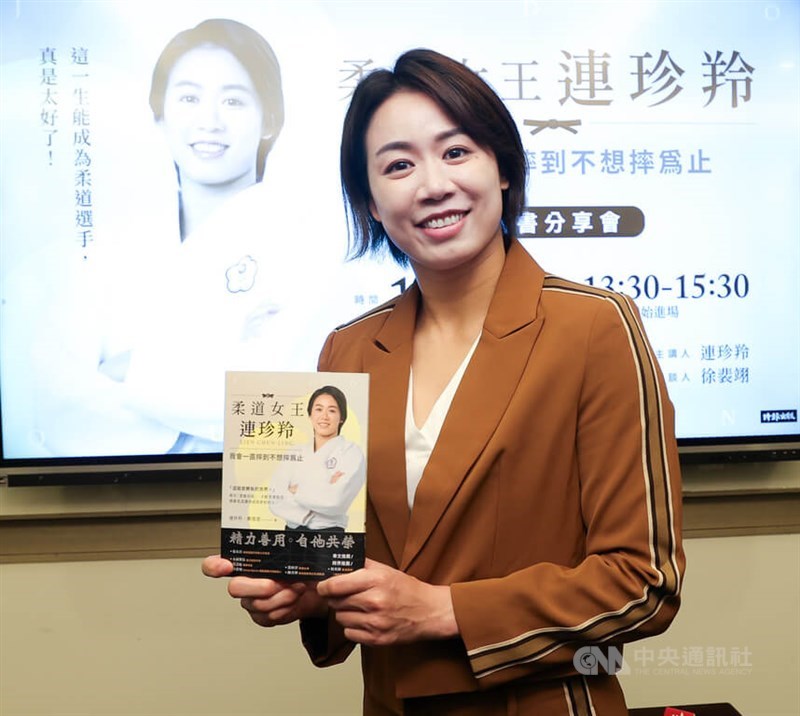 Judoka Lien Chen-ling berpose dengan otobiografinya pada peluncuran bukunya di Taipei. (Sumber Foto : CNA, 20 Oktober 2024)