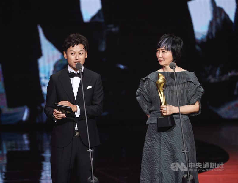  Pengacara yang beralih menjadi pembuat film, Freddy Tang (kiri), menyampaikan pidato saat menerima penghargaan miniseri terbaik bersama produser Tung Cheng-yu dalam acara Penghargaan Golden Bell di Taipei pada Sabtu. (Sumber Foto : CNA, 19 Oktober 2024)