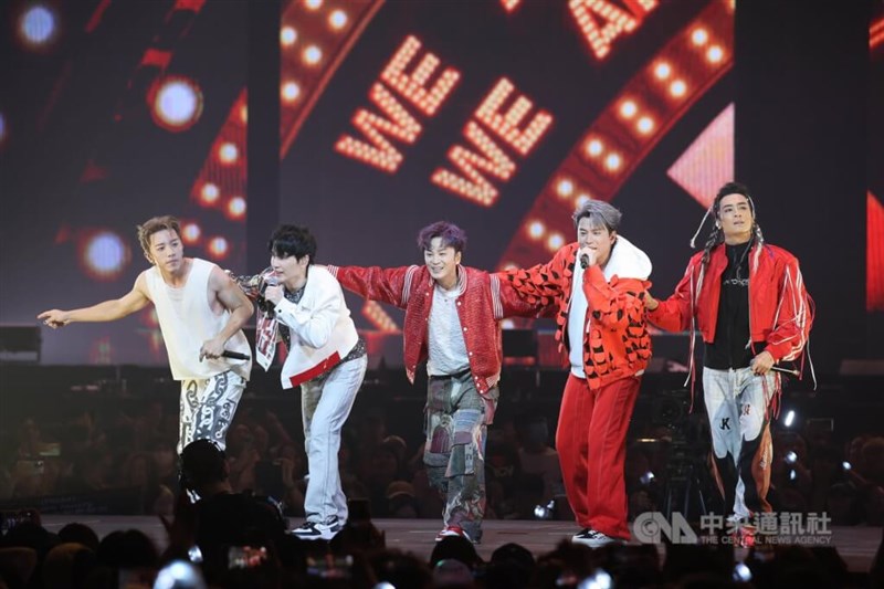 Boyband Taiwan, Energy saat tampil di konsernya pada Juli di Taipei Arena. (Sumber Foto : Dokumentasi CNA)