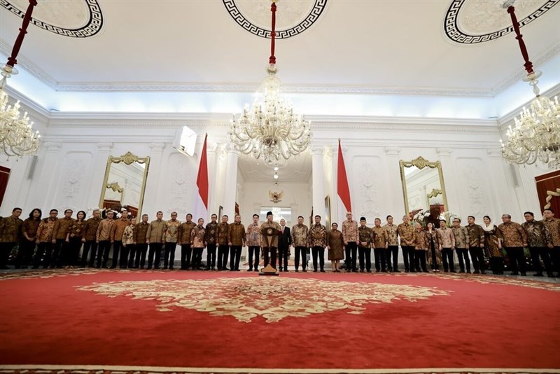 Presiden baru Indonesia, Prabowo Subianto, mengumumkan daftar anggota kabinet pada Minggu malam (20/10). Terdapat 53 kepala kabinet, menjadikannya kabinet terbesar di Indonesia dalam beberapa tahun terakhir. (Sumber Foto : Sekretariat Istana Kepresidenan Indonesia)