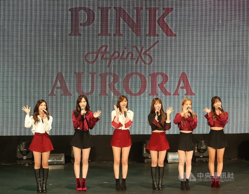 Girlband asal Korea “Apink” saat konser di Taipei tahun 2016. (Sumber Foto : Dokumentasi CNA)