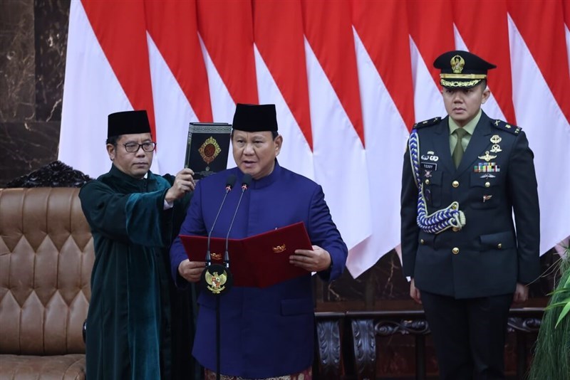 Presiden Indonesia Prabowo Subianto (tengah) mengambil sumpah jabatan dalam upacara hari Minggu di Jakarta. (Sumber Foto : Sekretariat Presiden, 20 Oktober 2024)