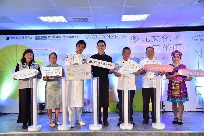 Wali Kota Zhubei Cheng Chao-fang (tengah) dan artis Chen Hong (ketiga dari kiri) dalam konferensi pers peluncuran "Festival Teh Sore Multikultural Zhubei 2024" pada Kamis. (Sumber Foto : Kantor Kota Zhubei)