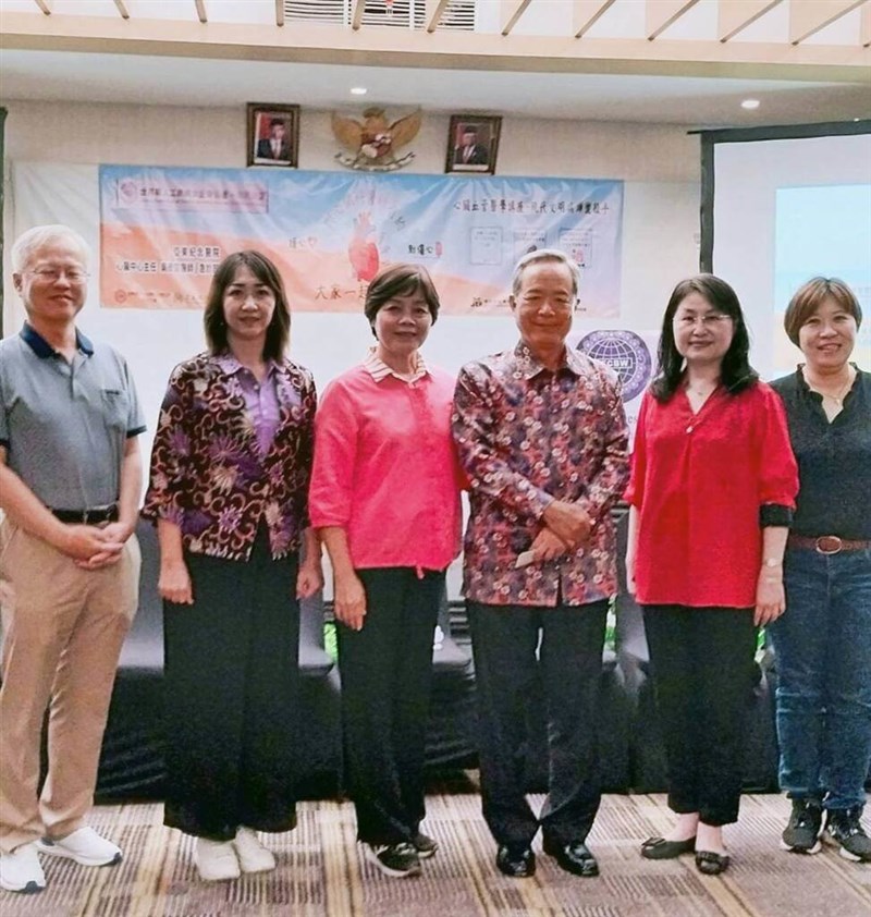 Ketua GFCBW Cabang Indonesia Jenny Chang (kedua dari kiri) bersama Kepala TETO di Indonesia John C. Chen (ketiga dari kanan) berpose di seminar medis tentang kardiovaskular di Jakarta, 19 Oktober. (Sumber Foto : GFCBW Cabang Indonesia)