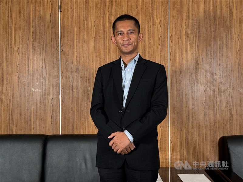 Kadir, analis bidang ketenagakerjaan KDEI saat wawancara di studio CNA. (Sumber Foto : CNA, 4 Agustus 2024).