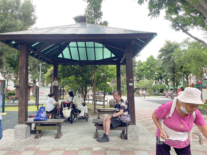 Para pekerja migran bersama dengan orang tua yang dijaganya sedang menikmati udara di sebuah taman. (Sumber Foto : Dokumentasi CNA)