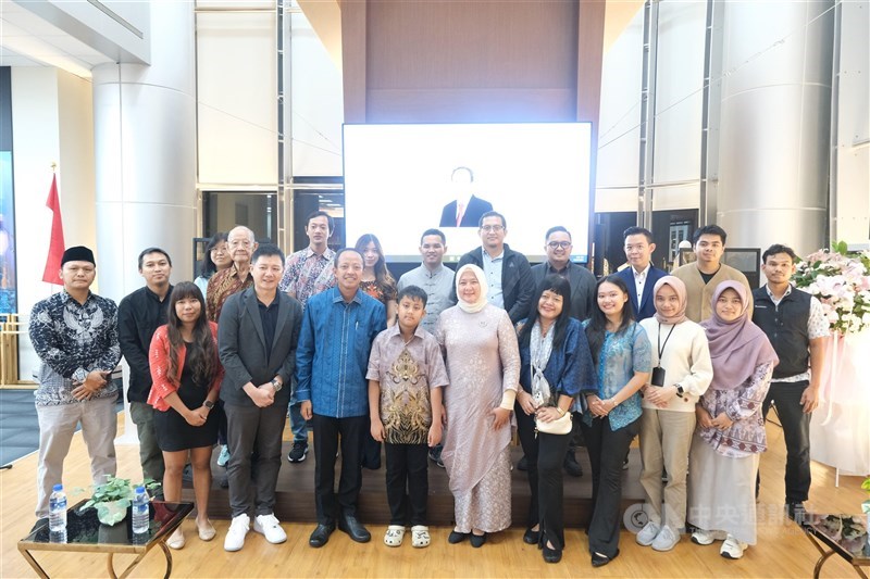 Arif Sulistiyo (baju biru tengah depan) berfoto bersama para tamu undangan warga negara Indonesia di Taipei. (Sumber Foto : CNA, 24 Oktober 2024).