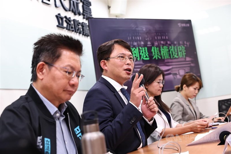 Anggota Parlemen TPP Huang Kuo-chang (kedua dari kiri) dalam konferensi pers yang diadakan untuk putusan Mahkamah Konstitusi di Taipei Jumat. (Sumber Foto : CNA, 25 Oktober 2024)