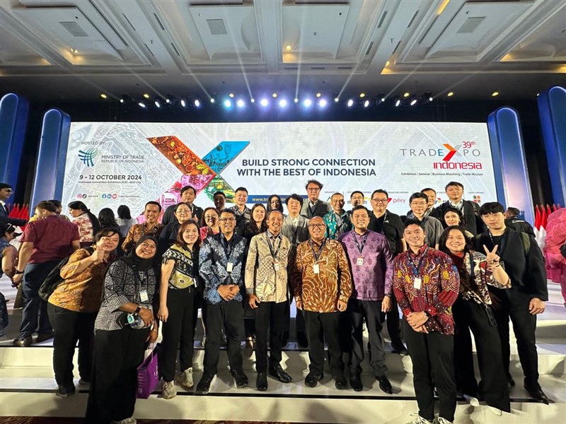 Arif Sulistiyo Kepala KDEI (berbaju batik cokelat muda depan) berfoto bersama dengan perwakilan dari Taiwan di acara Trade Expo Indonesia ke 399 pada 12 Oktober 2024. (Sumber Foto : KDEI)