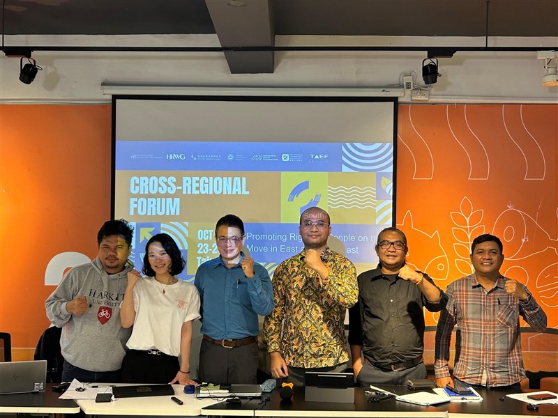 Dari kiri ke kanan: Daniel Awigra (HRWG), Mariko Hayashi (BEBESEA), Lennon Ying Da Wang (SPA), Jeremia Humolong Prasetya (IOJI), Hariyanto (SBMI), dan Hadi (FOSPI). (Sumber Foto: HRWG)