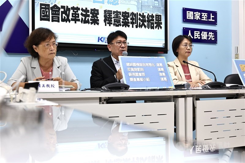 Fraksi Parlemen Kuomintang mengadakan konferensi pers terkait putusan Mahkamah Konstitusi pada Jumat. (Sumber Foto : CNA, 25 Oktober 2024)