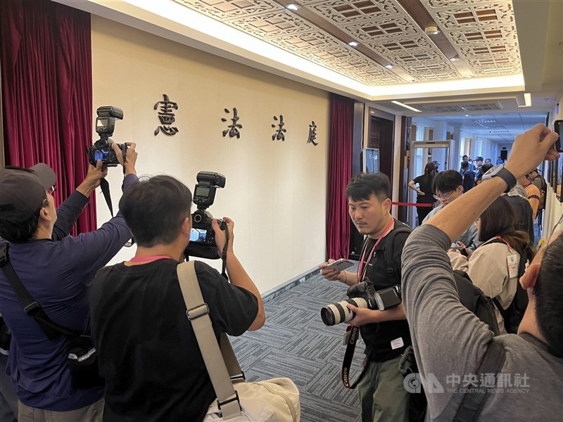 Wartawan memadati Mahkamah Konstitusi Taiwan pada Jumat. (Sumber Foto : CNA, 25 Oktober 2024)