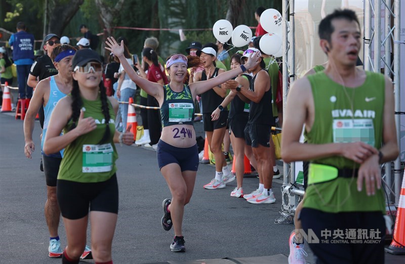 Seorang wanita hamil berlari dalam setengah maraton bersama bayinya. (Sumber Foto : CNA, 27 Oktober 2024)