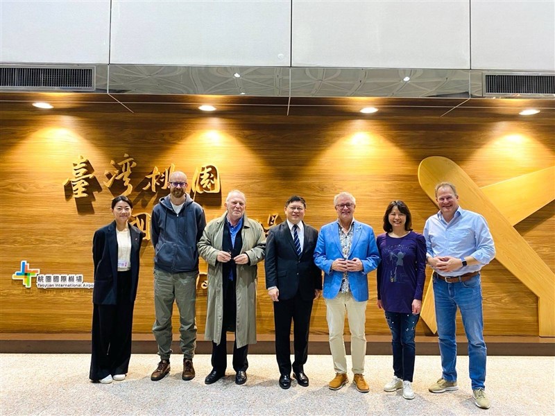 Anggota Parlemen Eropa dipimpin oleh ketua Kelompok Persahabatan Parlemen Eropa-Taiwan Michael Gahler (ketiga dari kanan) di Bandara Internasional Taoyuan pada Minggu. (Sumber Foto : Kementerian Luar Negeri, 27 Oktober 2024)