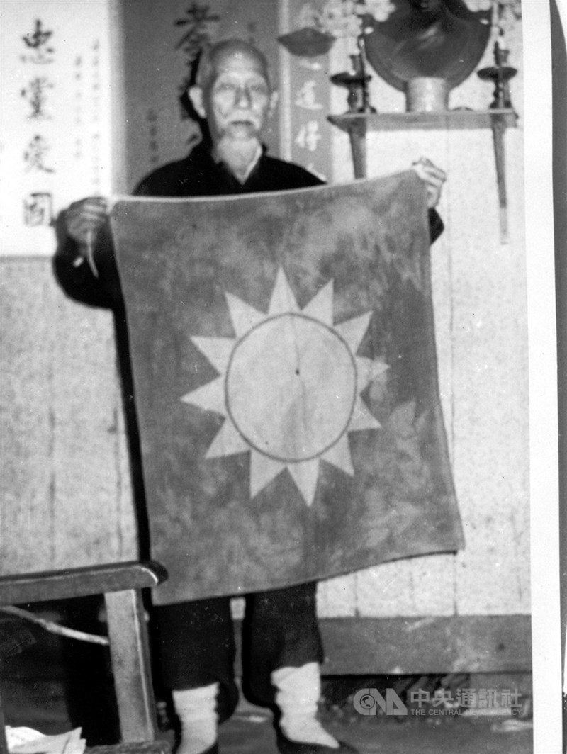 Mantan pengawal Sun Yat-sen, Chou Chih-niu, memegang bendera Kuomintang yang ia terima dari Huang Hsing, setelah bertemu Lo Fu-hsing. (Sumber Foto : Dokumentasi CNA)