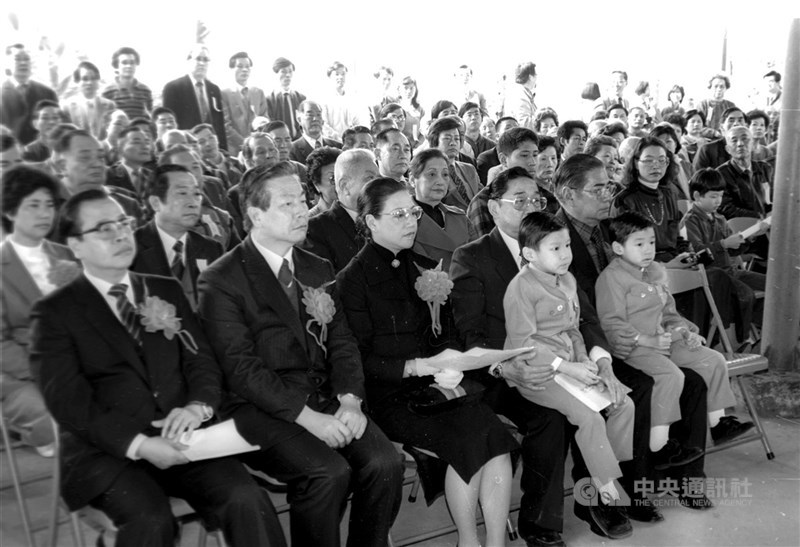 Peringatan ulang tahun ke-100 Lo Fu-hsing pada 1985 di Dahu, Miaoli, dihadiri banyak orang dari berbagai kalangan, termasuk cucu Sun Yat-sen, Sun Tse-keong, dan istrinya. (Sumber Foto : Dokumentasi CNA)