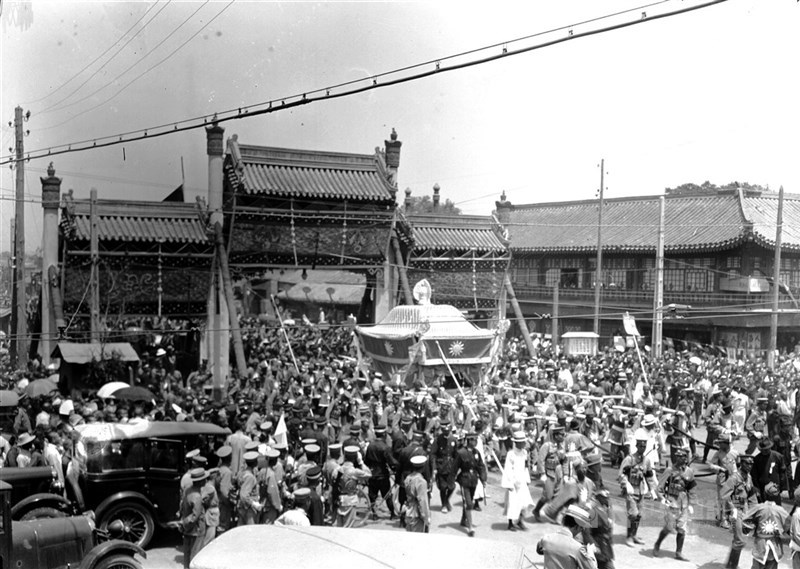 Pemindahan peti mati Sun Yat-sen dari Beijing ke Nanjing pada upacara pemakaman resmi yang dilakukan pada 1929. (Sumber Foto : Dokumentasi CNA)