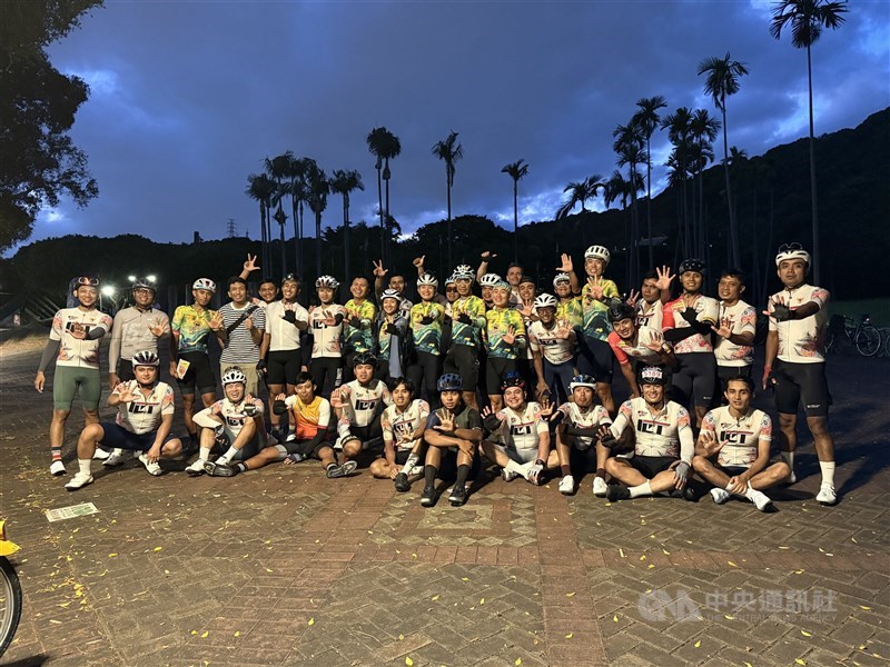 Foto bersama Tim Mainsepeda dengan ICT di Indigenous People