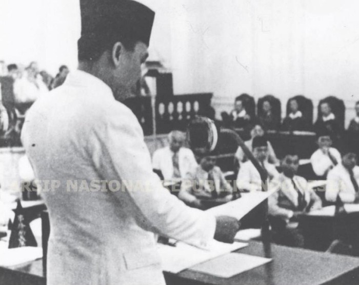 Sukarno menyampaikan pidato di sidang BPUPKI pada 1 Juni 1945. (Sumber Foto : Arsip Nasional Republik Indonesia)