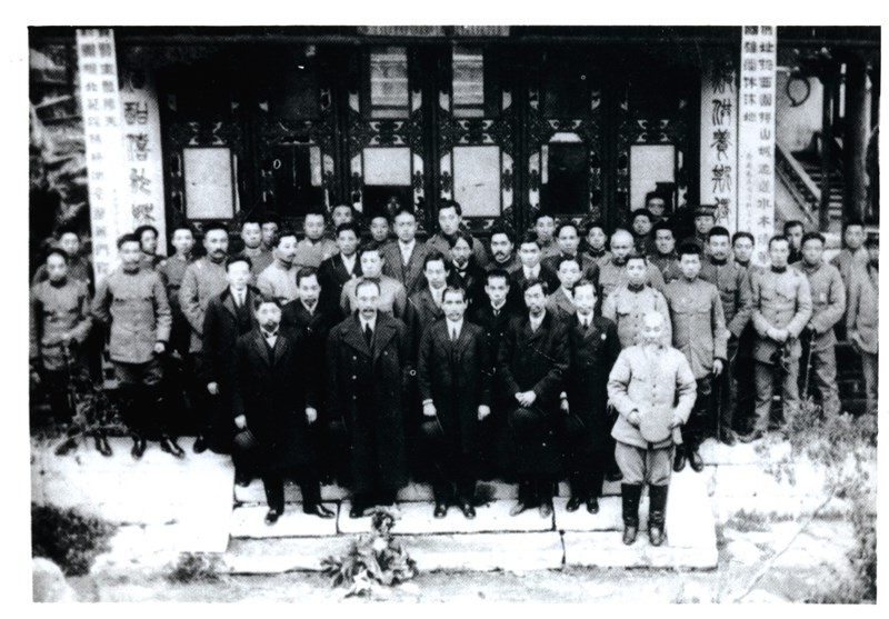 Sun Yat-sen (depan, ketiga dari kiri) berfoto bersama para menteri dan kepala dewan Pemerintahan Sementara Republik Tiongkok dan yang lainnya. (Sumber Foto : Sun Yat-Sen Studies Database)