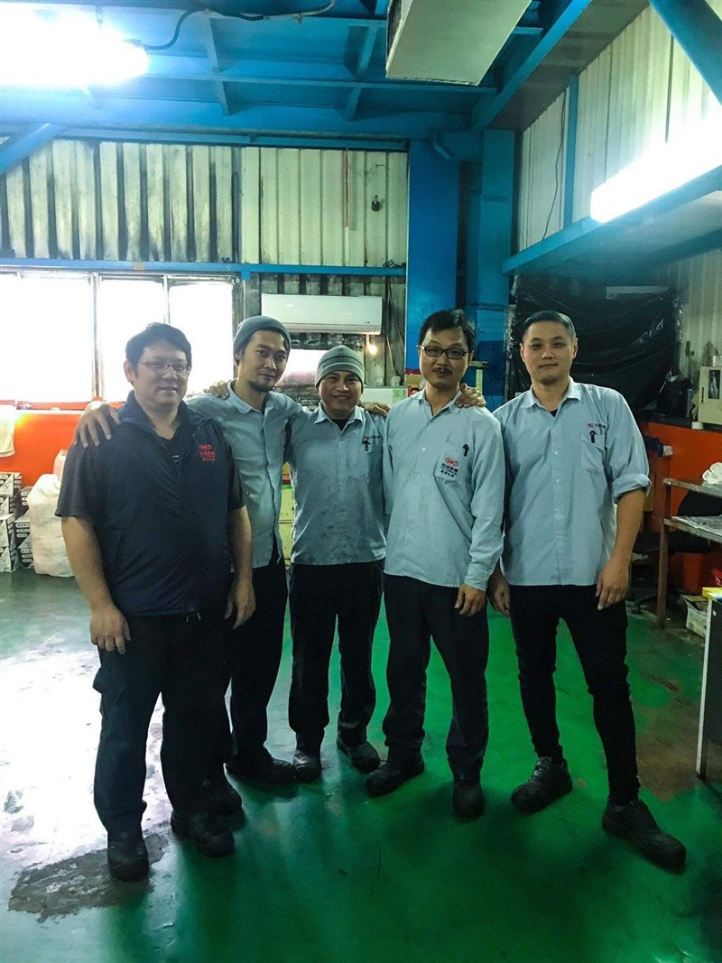 Suma (Tengah) saat bekerja di salah satu pabrik di Taoyuan. (Sumber Foto : Suma).