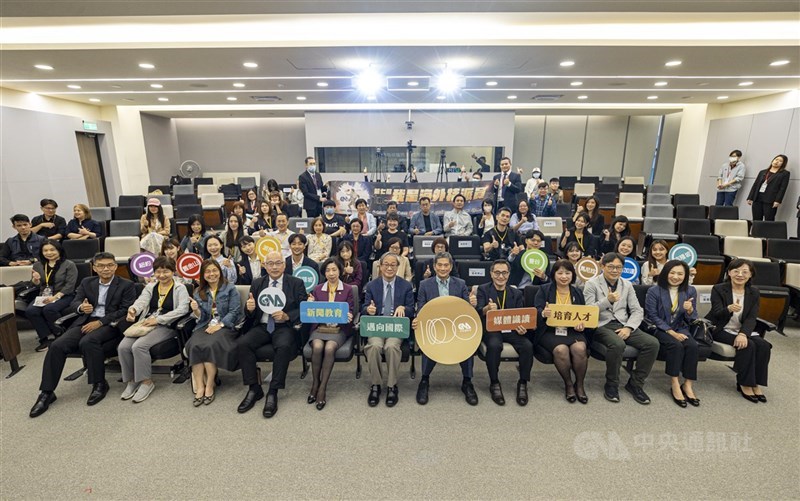 Ketua CNA, Lee Yung-te (depan, keenam dari kanan), Menteri Kebudayaan, Li Yuan (depan, ketujuh dari kanan), dan para hadirin acara hari Selasa lainnya berfoto bersama. (Sumber Foto : CNA, 29 Oktober 2024)