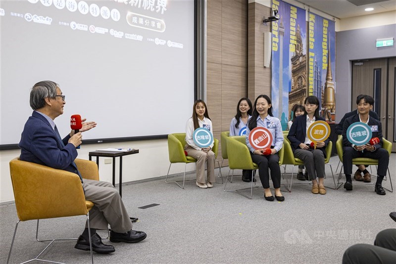Menteri Kebudayaan, Li Yuan, berdiskusi dengan para koresponden peserta program "Saya adalah Koresponden Luar Negeri" edisi ketujuh CNA pada Selasa. (Sumber Foto : CNA, 29 Oktober 2024)
