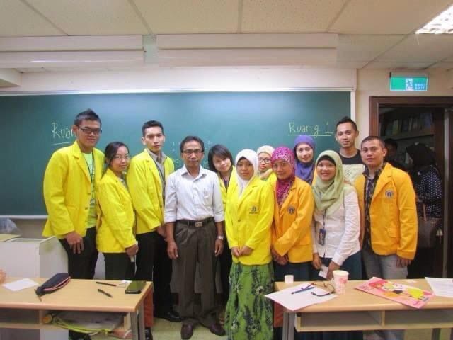 Suma (Kanan) bersama teman-temannya di Universitas Terbuka Taiwan, saat ia kuliah dulu. (Sumber Foto : Suma).