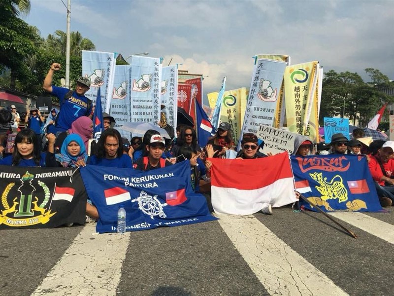 Suma bersama teman-temannya organisasi Pantura mengikuti diskusi ketenagakerjaan dan berdemo membela hak PMI. (Sumber Foto : Suma).