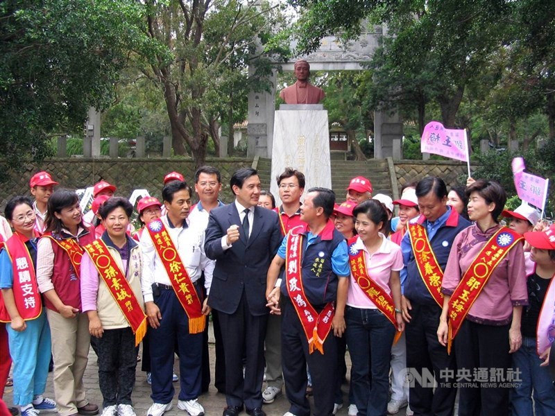 Ketua Kuomintang saat itu, Ma Ying-jeou (depan, kelima dari kiri), didampingi para anggota partai yang didirikan Sun Yat-sen tersebut, meletakkan bunga di patung perunggu Lo Fu-hsing di Maolishan Park, Miaoli pada 2005. (Sumber Foto : Dokumentasi CNA)