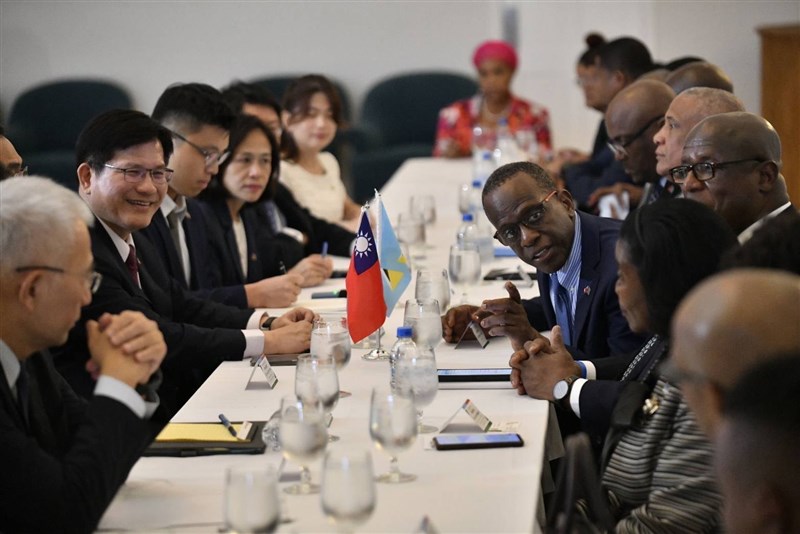 Menteri Luar Negeri Taiwan Lin Chia-lung (kedua dari kiri) berbicara dengan Perdana Menteri Saint Lucia Philip J. Pierre (ketiga dari kanan, condong ke depan) dan pejabat senior lainnya pada Senin. (Sumber Foto : MOFA, 29 Oktober 2024)