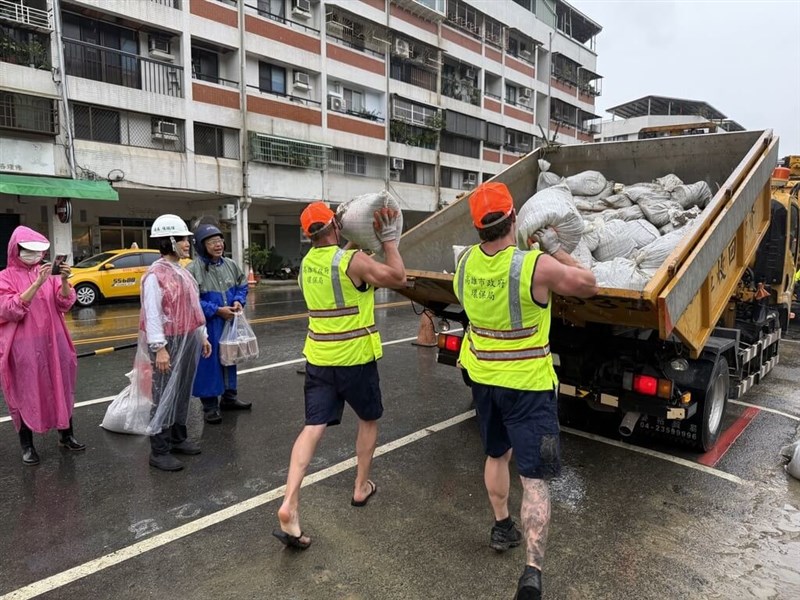 Sepuluh anggota tim pemadam kebakaran Australia bergabung dengan Pemerintah Kota Kaohsiung untuk membersihkan selokan demi penanggulangan bencana. (Sumber Foto : Biro Perlindungan Lingkungan Kota Kaohsiung, 31 Oktober 2024)
