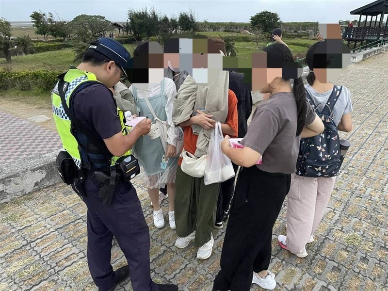 Petugas kepolisian dari Kantor Polisi Qingshui di Taichung mengeluarkan surat teguran dan meminta pengunjung area wisata Gaomei Wetlands yang ditutup karena taifun untuk pergi. (Sumber Foto : Kontributor pribadi, 31 Oktober 2024)