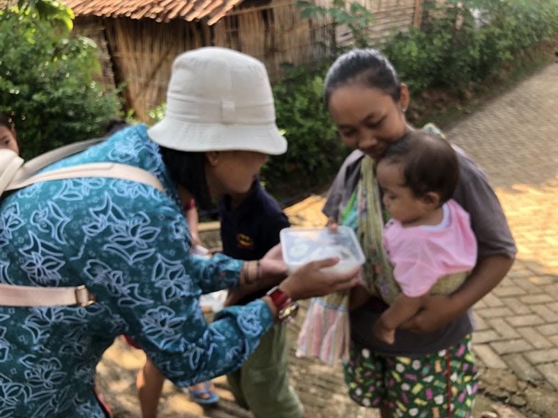 Tantri membagikan makanan sehat di desanya. (Sumber Foto : Tantri)