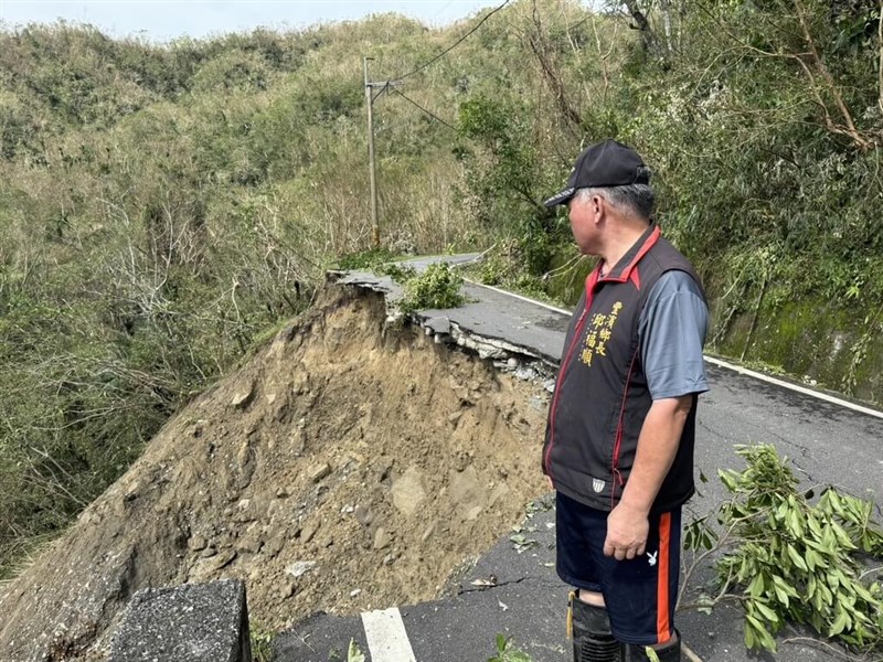 Jalan di Desa Fengbin, Hualien, mengalami longsor hingga terputus. (Sumber Foto : Kantor Desa Fengbin, 1 November 2024)