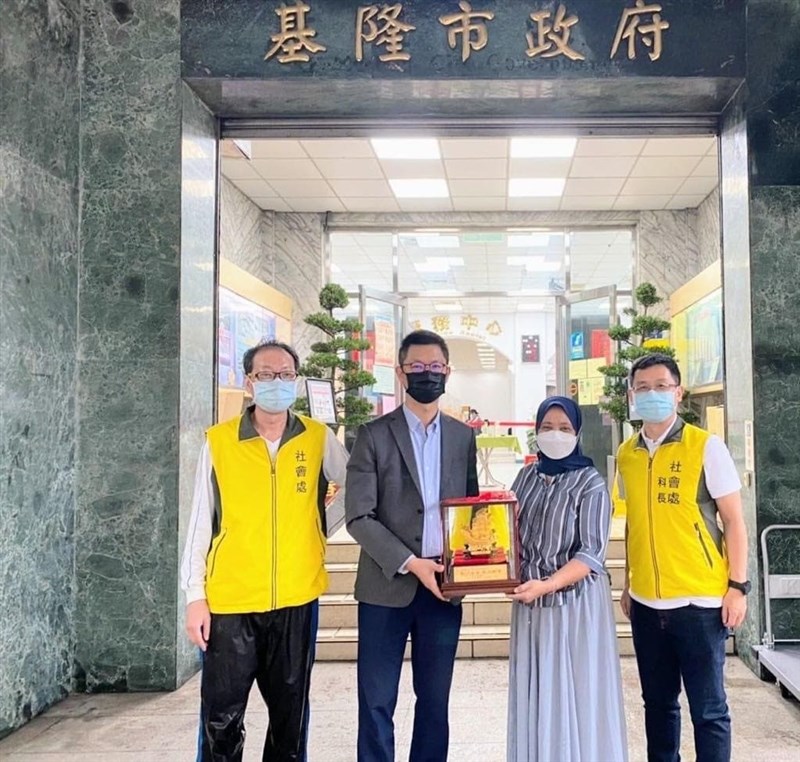 Tantri mendapat penghargaan dari Departemen Urusan Sosial Kota Keelung. (Sumber Foto : Tantri).