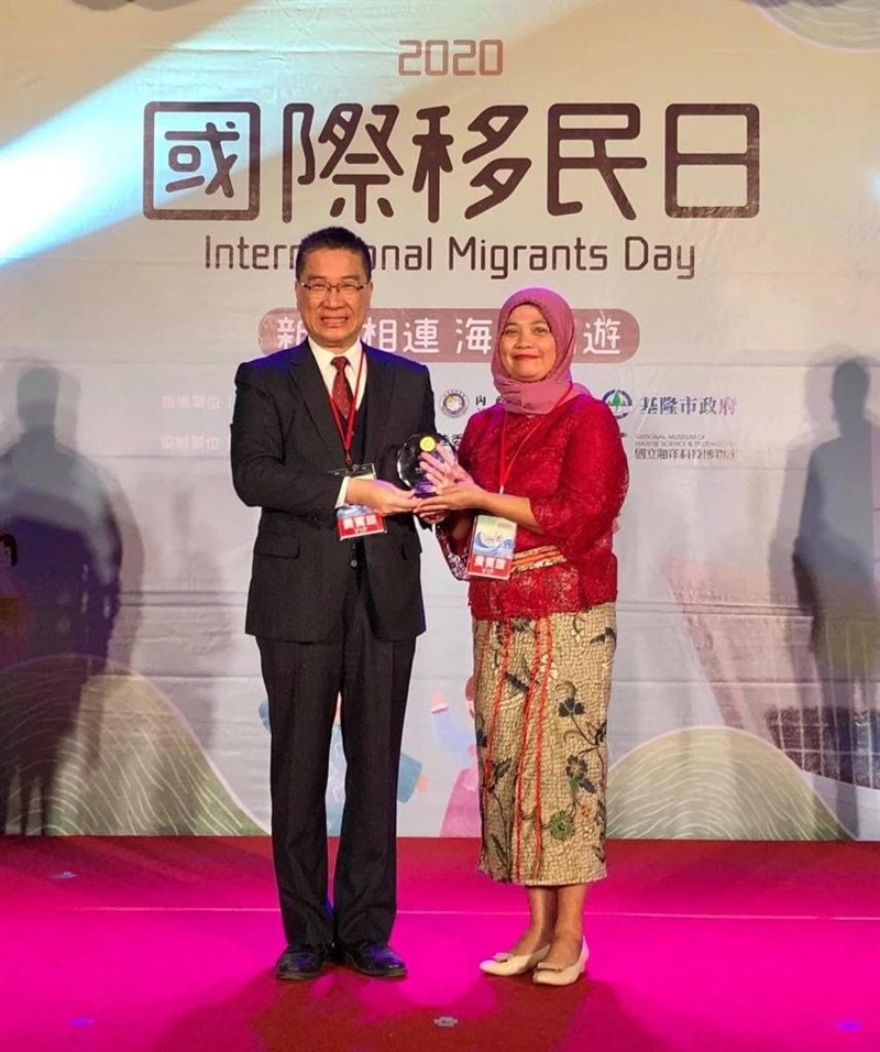 Tantri menerima salah satu penghargaan saat Migrants Day di Taiwan. (Sumber Foto : Tantri).