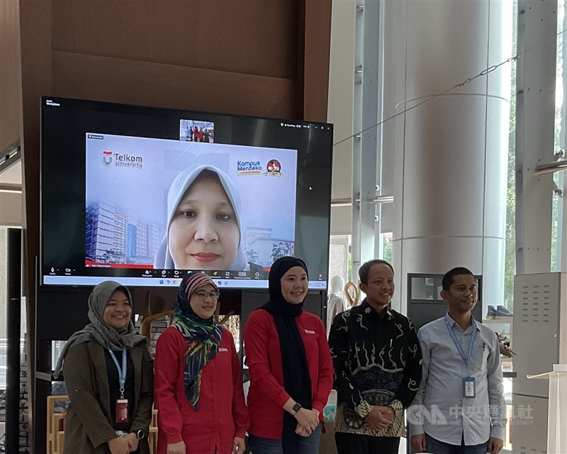 Para pembicara dari Telkom University (berbaju merah) bersama Kepala KDEI Arif Sulistiyo (kedua dari kanan) dan analis bidang ketenagakerjaan KDEI (ujung kanan dan kiri) dalam pelatihan literasi digital di KDEI. (Sumber Foto: CNA, 3 November 2024)