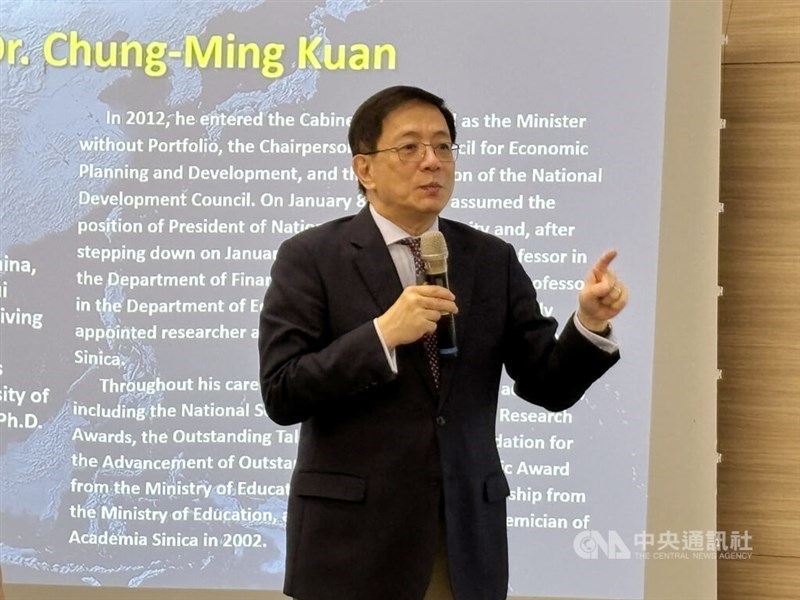 Mantan Presiden Universitas Nasional Taiwan, Kuan Chung-ming, memberikan pidato di sebuah forum di Taipei. (Sumber Foto : CNA 4 Nov. 2024).