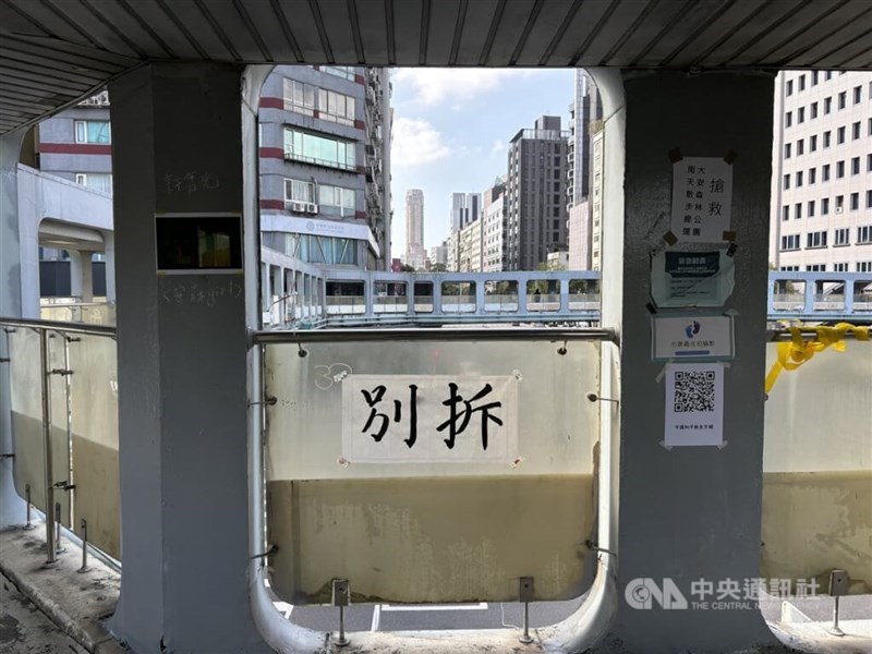 Sebuah tanda yang bertuliskan "jangan diruntuhkan" dalam bahasa Mandarin ditempel di jembatan. (Sumber Foto : CNA, 4 November 2024)