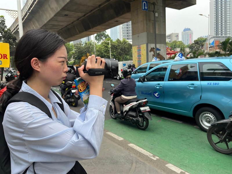 Peserta program "Saya Adalah Koresponden Luar Negeri" CNA, Meryl Kao, merekam video untuk keperluan laporan berita. (Sumber Foto : Meryl Kao)