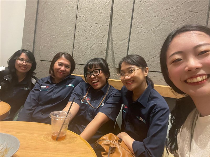 Peserta program "Saya Adalah Koresponden Luar Negeri" CNA, Meryl Kao, bersama rekan-rekannya dari kantor berita Antara. (Sumber Foto : Meryl Kao)