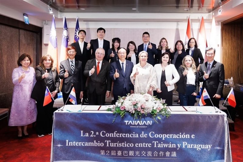 Direktur Jenderal Pariwisata Chou Yung-hui (baris depan, kelima dari kanan) dan rekan sejawatnya dari Paraguay H.E. Angie Duarte de Mellilo (baris depan, keempat dari kanan) berpose untuk foto bersama pada Senin. (Sumber Foto : Direktorat Jenderal Pariwisata Taiwan)