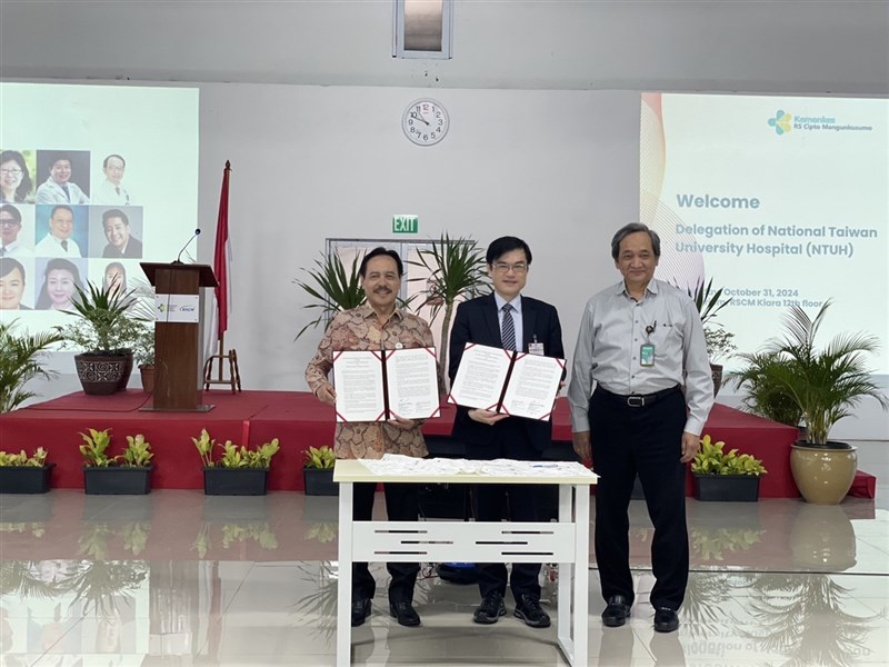 RS National Taiwan University dan RS Umum Pusat Nasional dr. Cipto Mangunkusumo menandatangani kontrak kerja sama pertukaran di bidang bedah saraf. (Sumber Foto : NTUH)